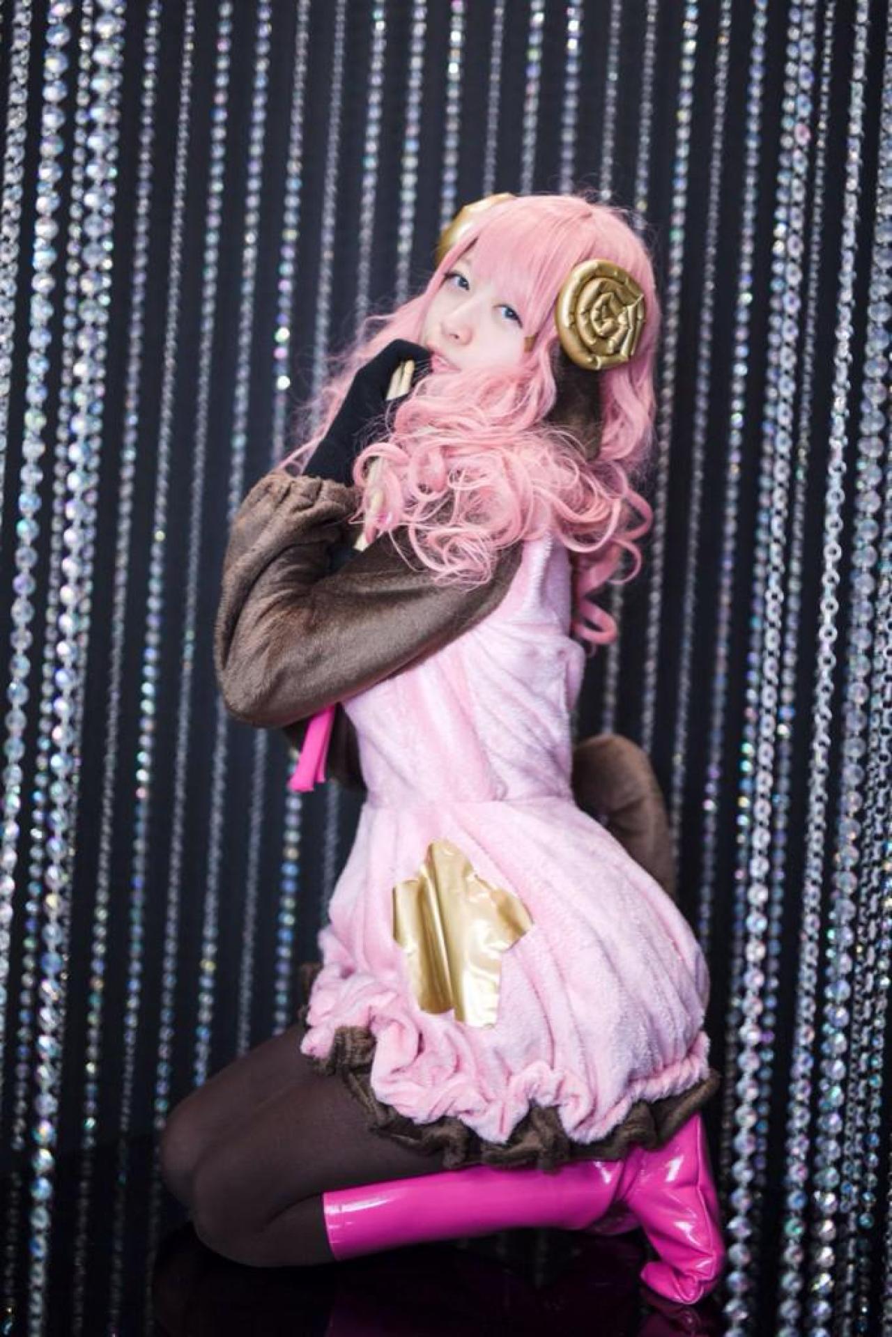 小鞠こまち侧身跪坐在珠链中 立幅