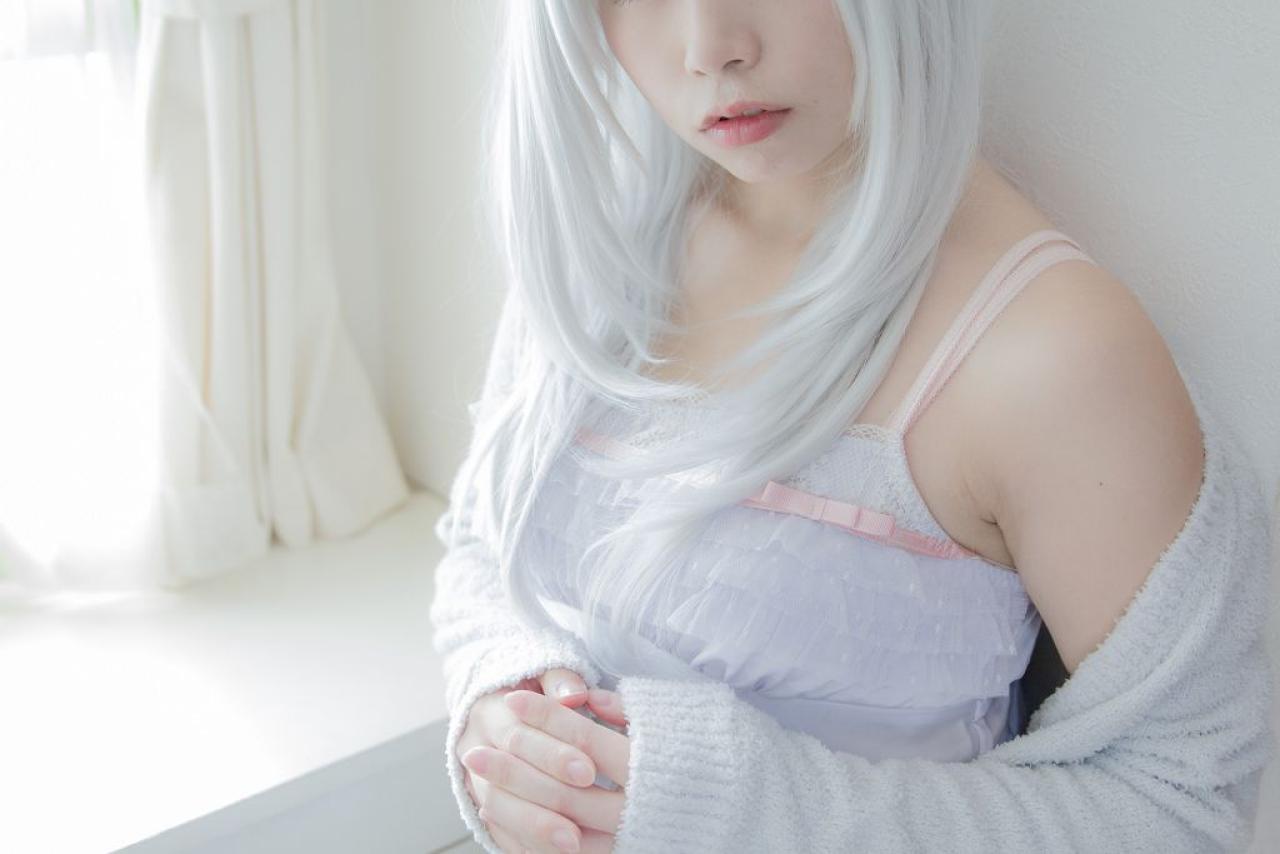 yui披着外套站在窗台 局部