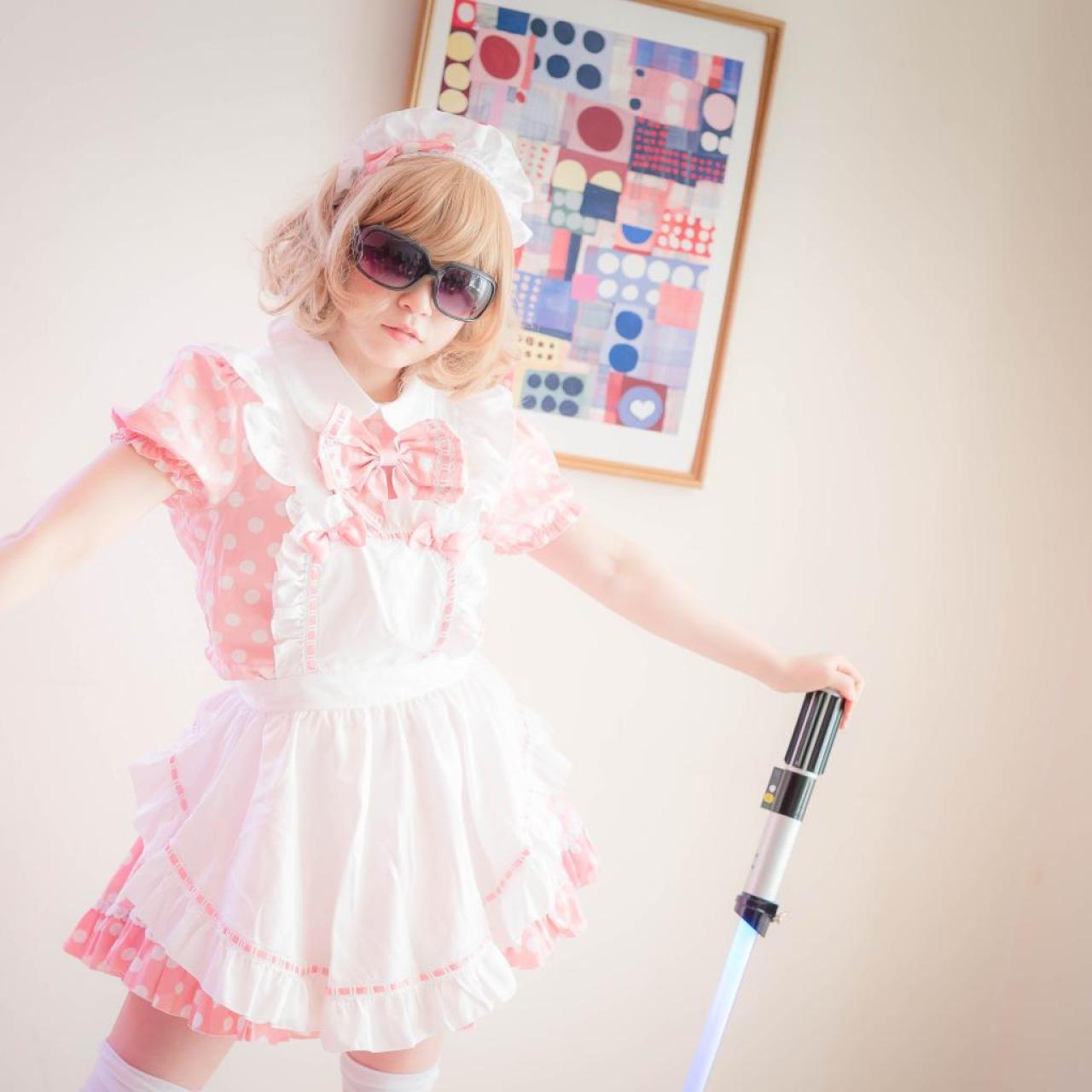 星乃まみ戴着魔镜，撑着杆的帅气站姿