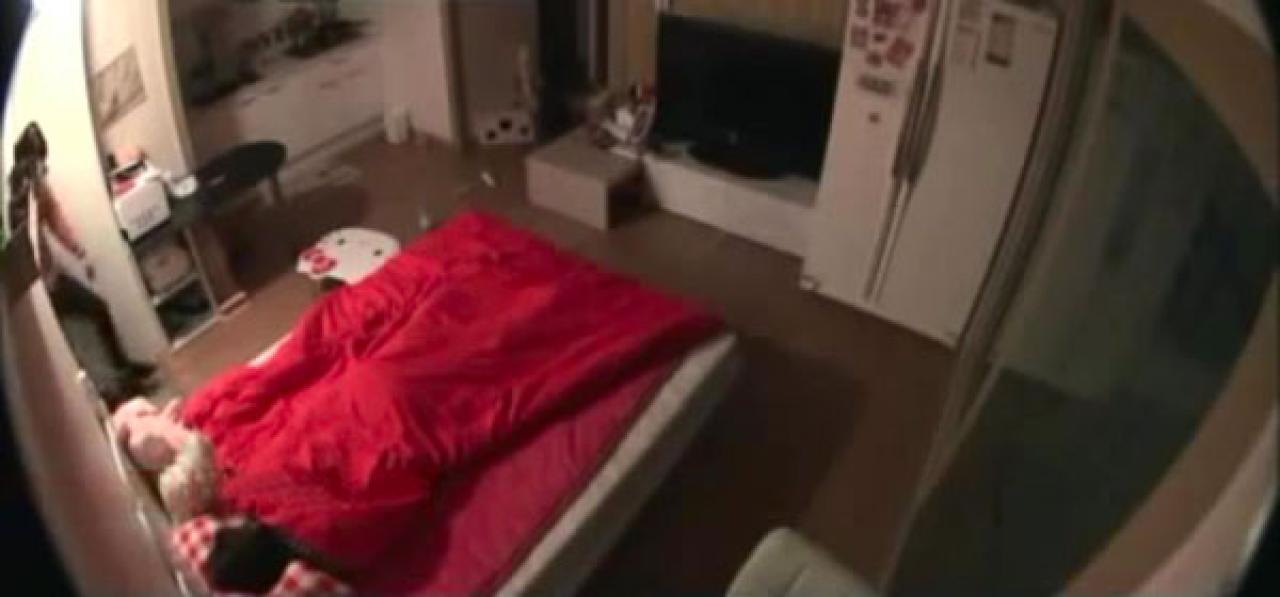 朴糠丽还在呼呼大睡，男友轻轻推门而入