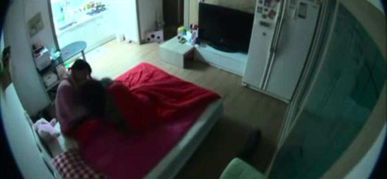 朴糠丽搭着男友的脖子，缓缓坐起来