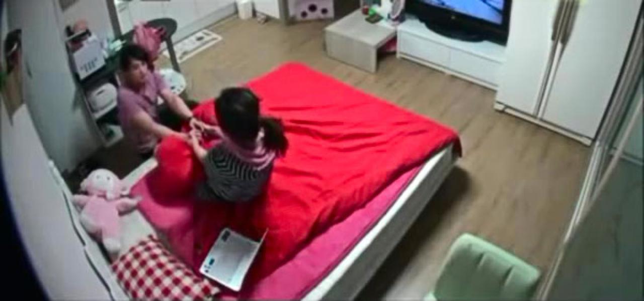 女友拉着男友的手，恋恋不舍