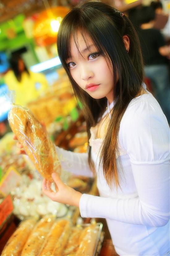 兔娘tomia在超市拿起面包