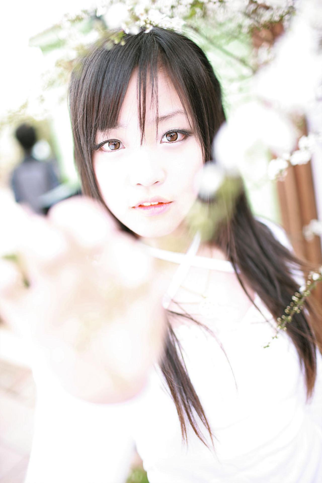 兔娘tomia轻轻拂去落叶上的露珠