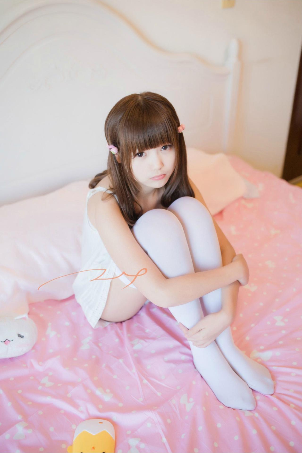 年糕颗颗颗怀抱膝盖坐在床上