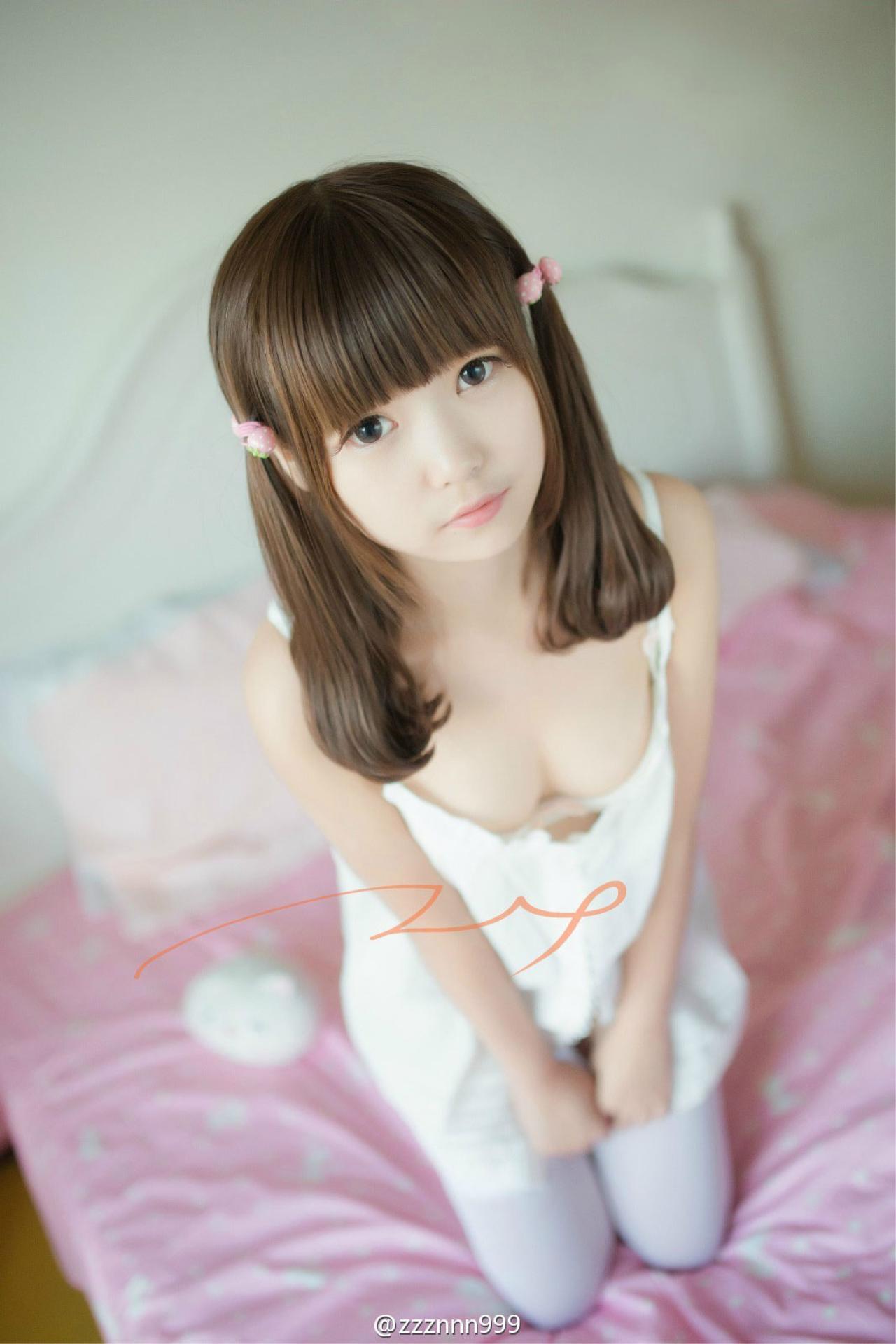 年糕颗颗颗双手捏着裙摆，坐在床上