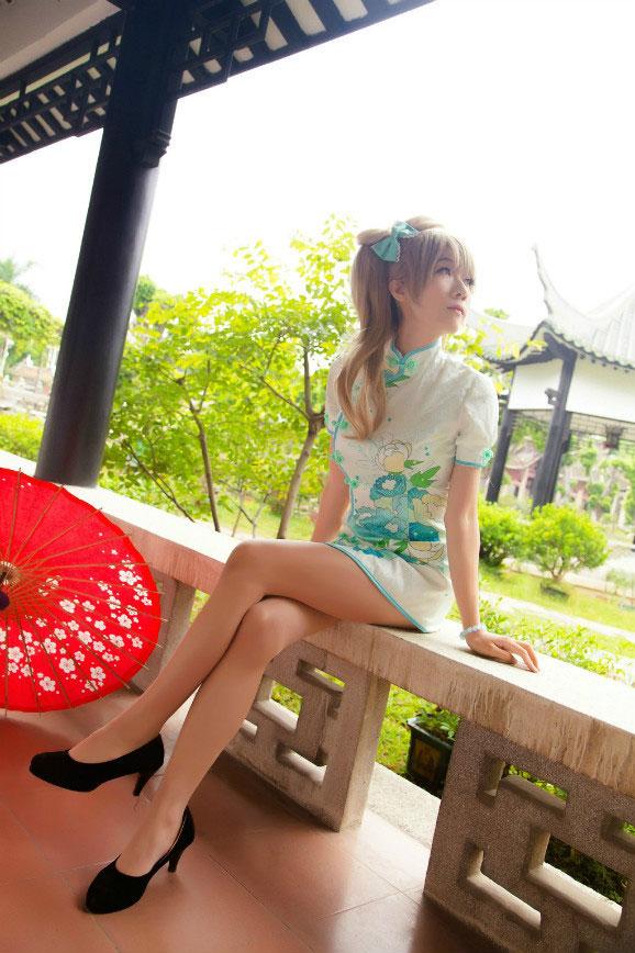 Panta扮南小鸟坐在长亭里，撑在石栏上，眺望天空