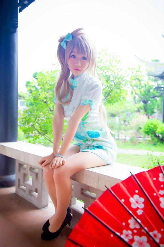 Panta扮演南小鸟双手搭在膝盖上，坐在长亭里