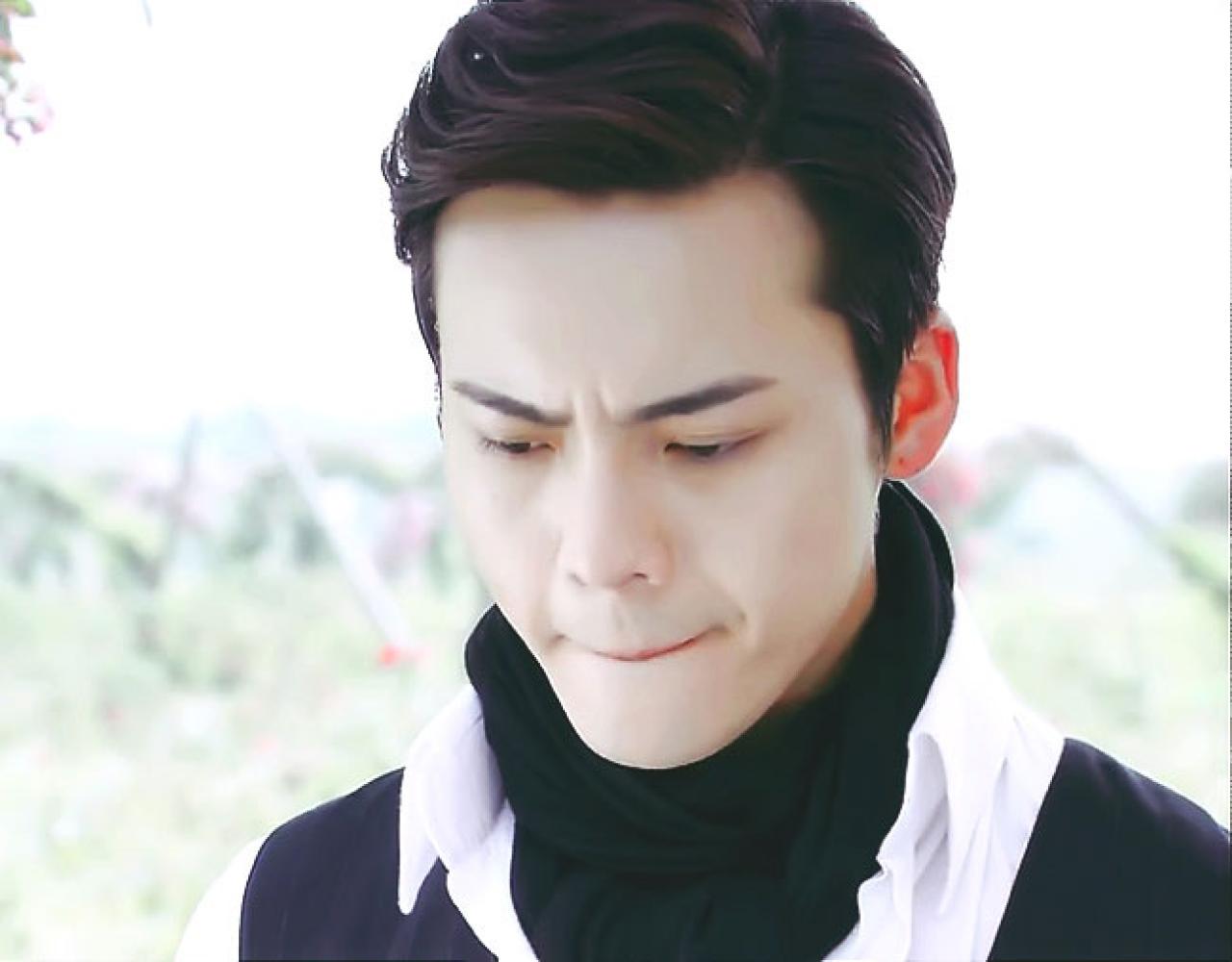 陈伟霆扮安逸尘抿嘴表情