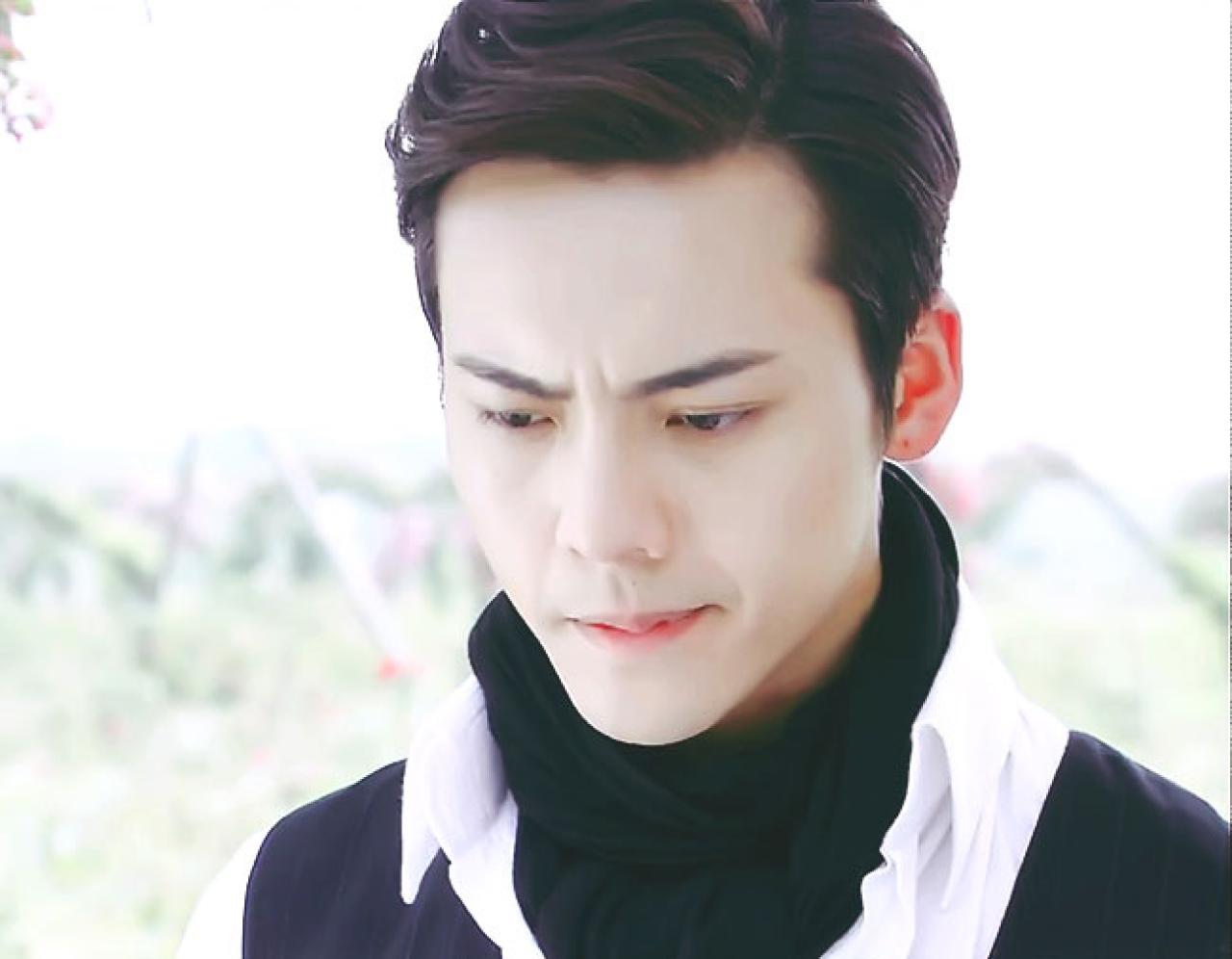 陈伟霆扮安逸尘皱眉表情