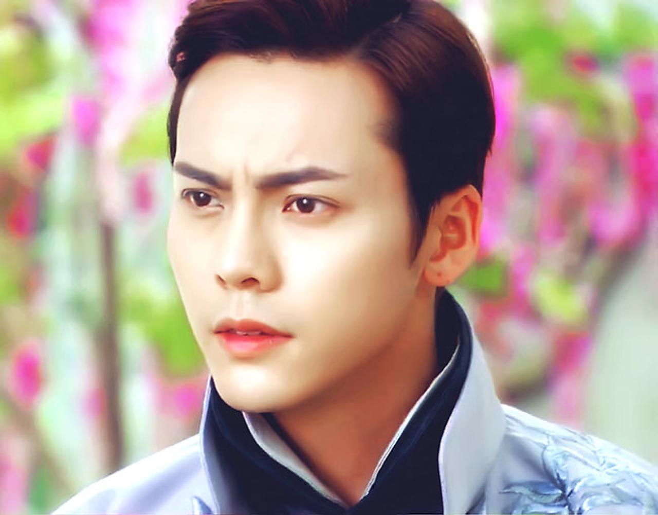 陈伟霆扮安逸尘疑惑表情