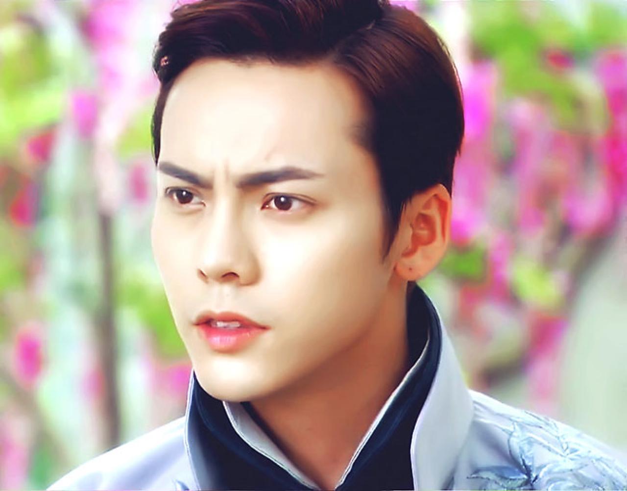 陈伟霆扮安逸尘紧锁眉头表情