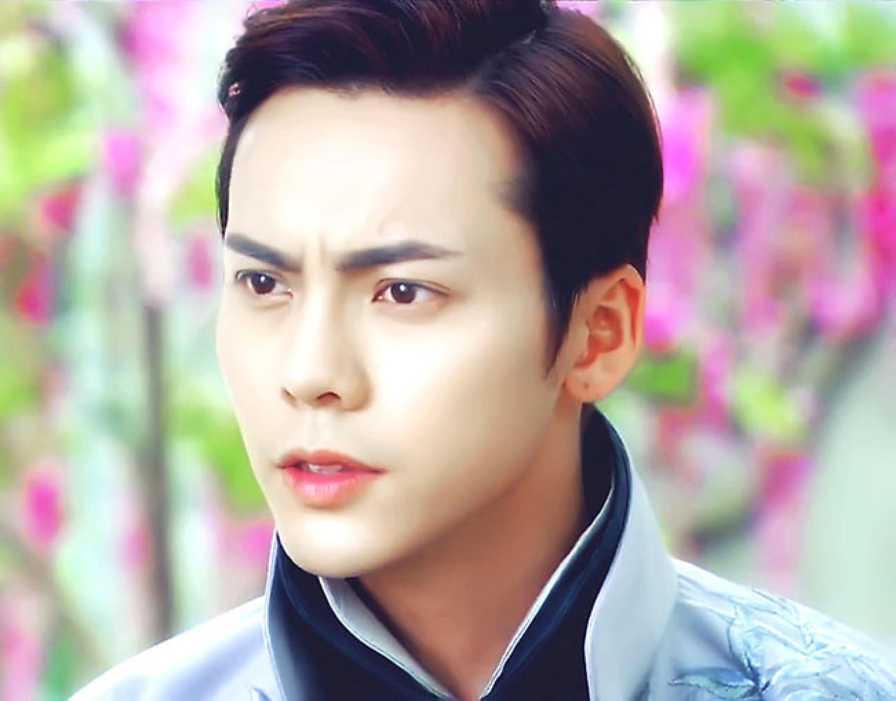 陈伟霆扮安逸尘挂着眼泪表情