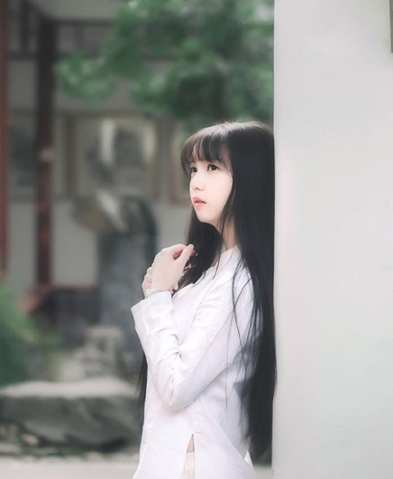 七七侧身靠在墙上 预览图