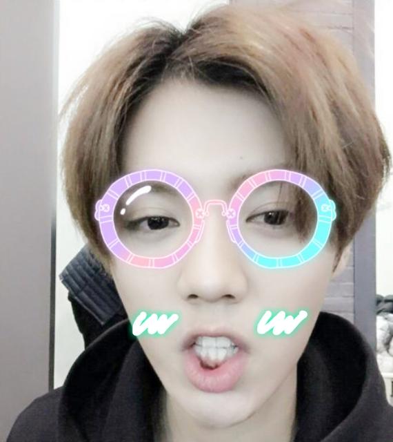 戴着彩色潜水镜的鹿晗表情