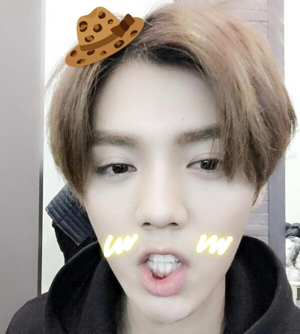 戴着小帽子的鹿晗表情