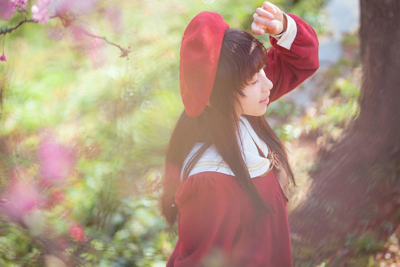 北北侧身用手遮挡阳光 横幅