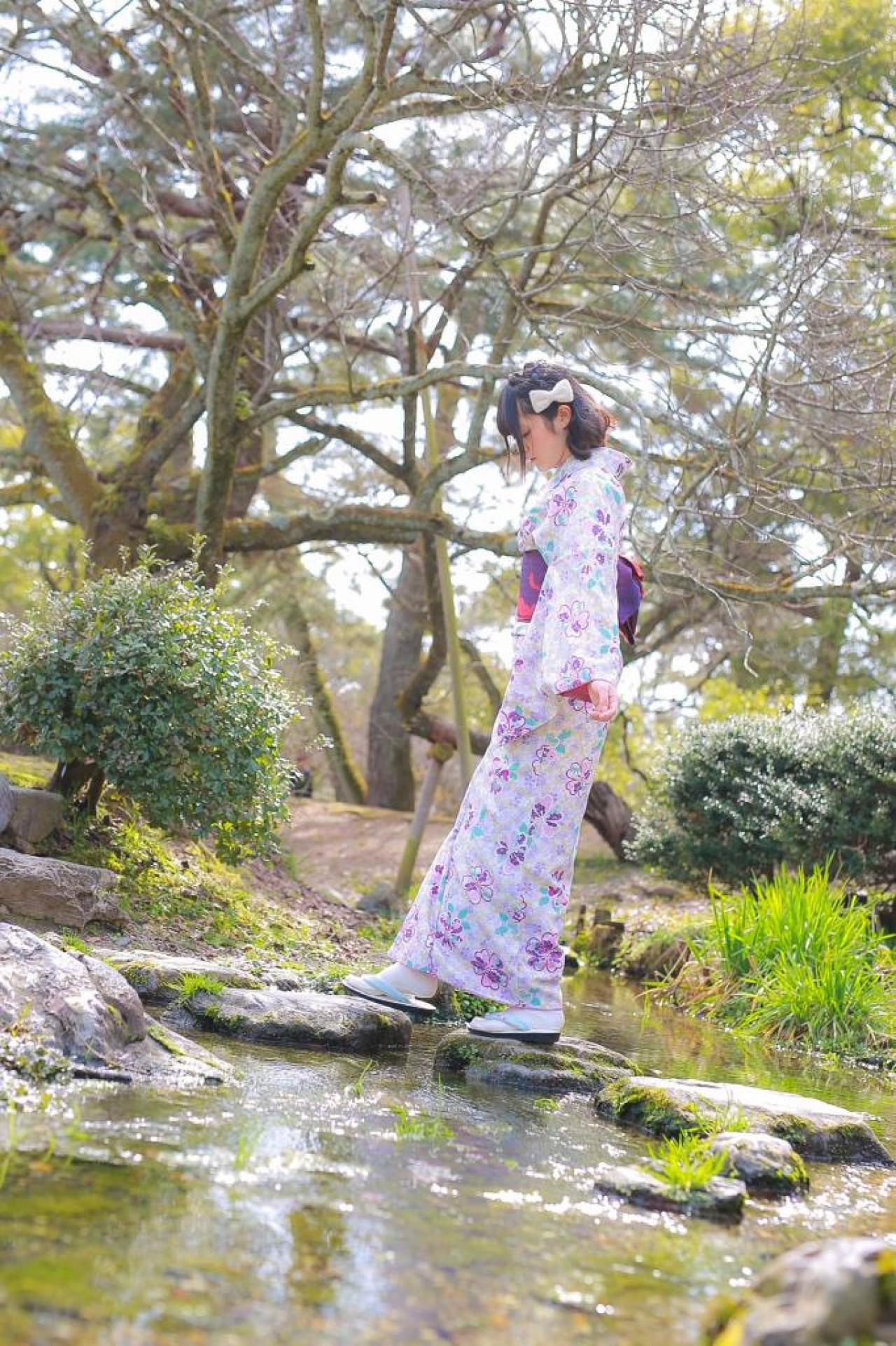 三夏（みっか）低着头踱步在小溪间的苔藓石台上