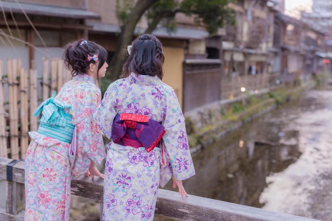 雪瀬 ハル和三夏（みっか）手拉手扶栏眺望 背影 侧面