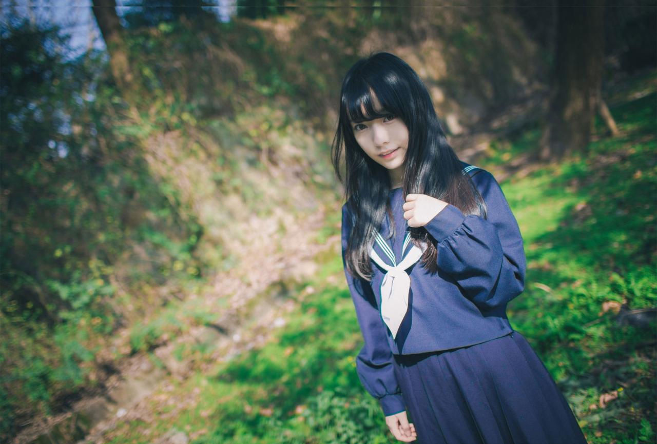 林间，红提子轻抚长发 站姿 横幅