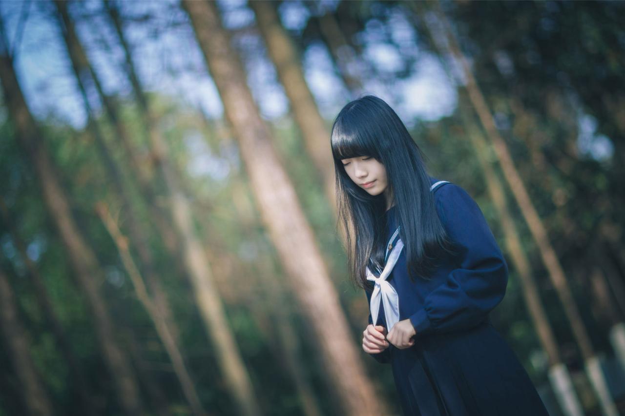 林间，红提子闭眼 站姿 横幅