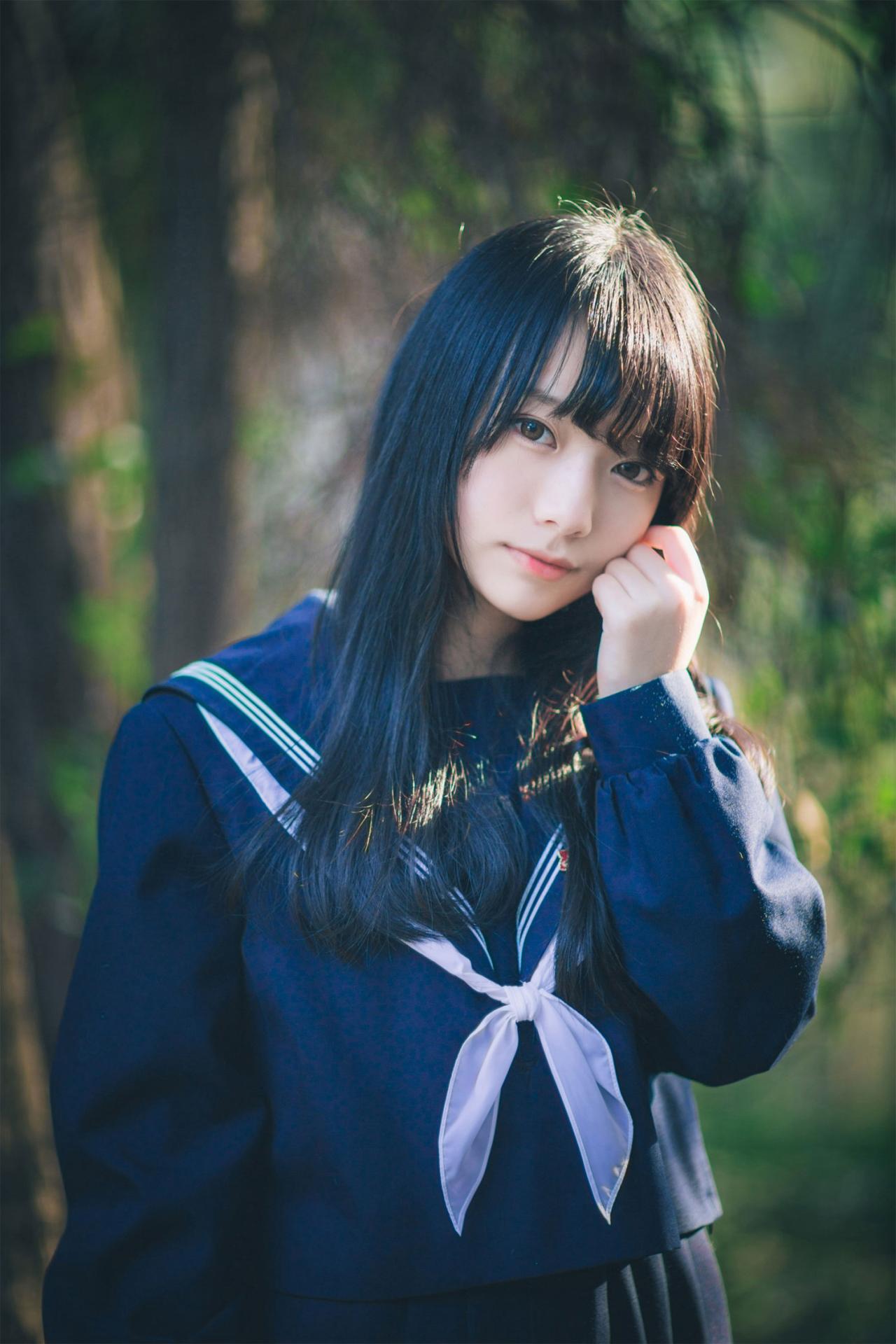 红提子轻扶脸庞 上半身 正面 立幅