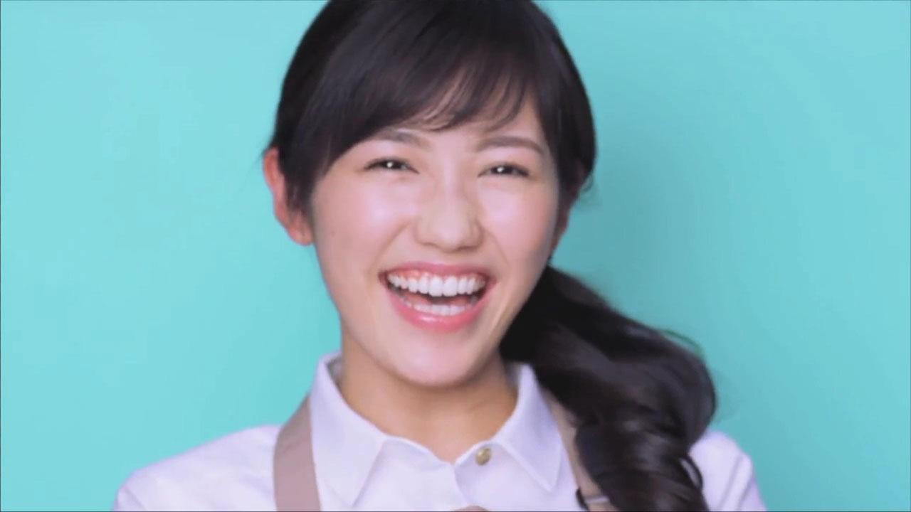 大笑的渡边麻友表情