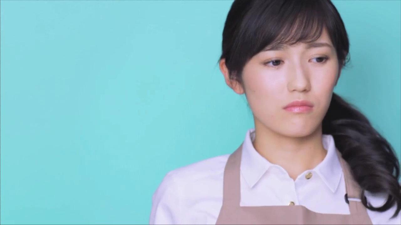 撅嘴快哭的渡边麻友表情