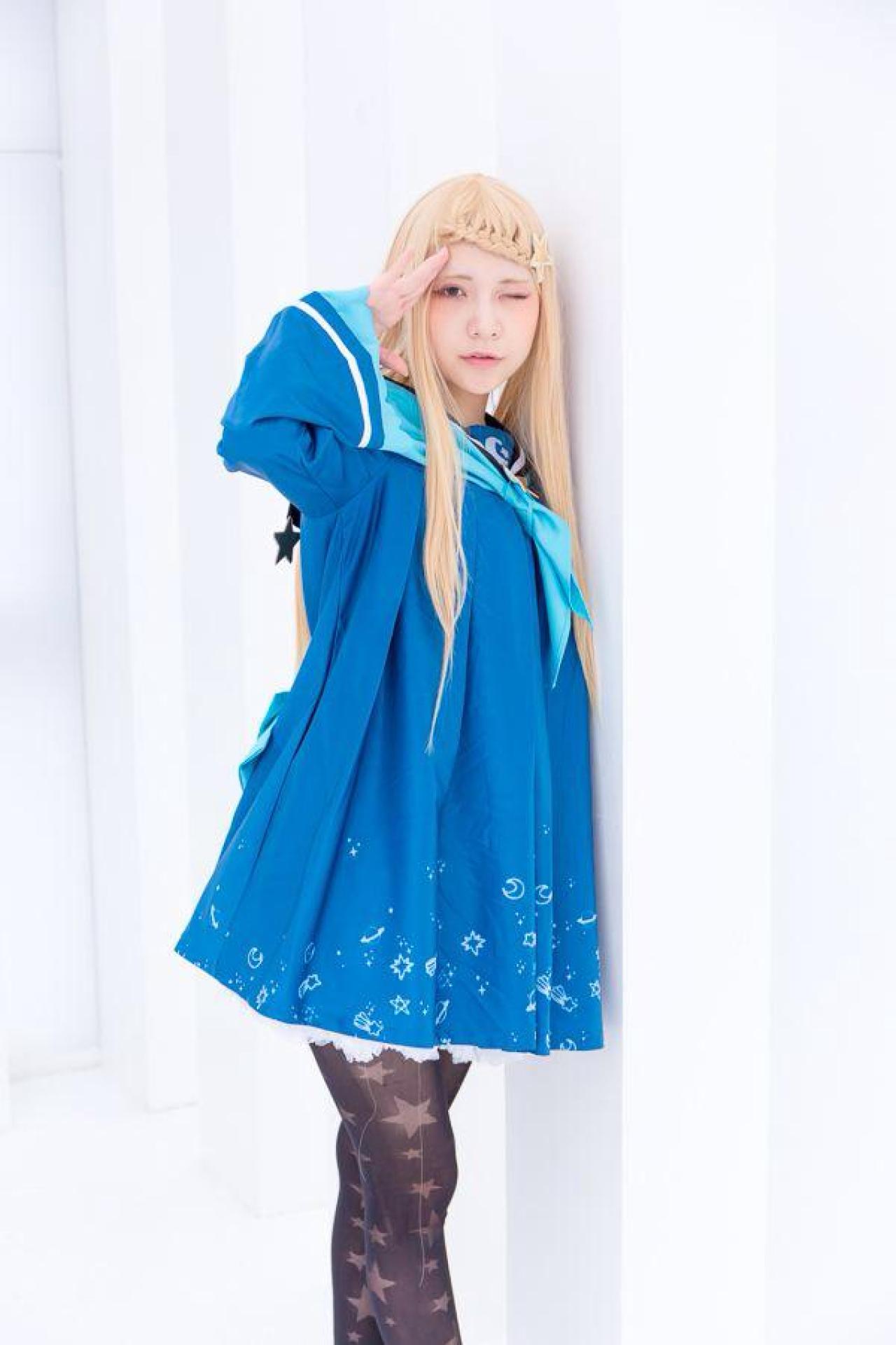 ぱんつぇれら贴在窗帘旁，敬礼的姿势