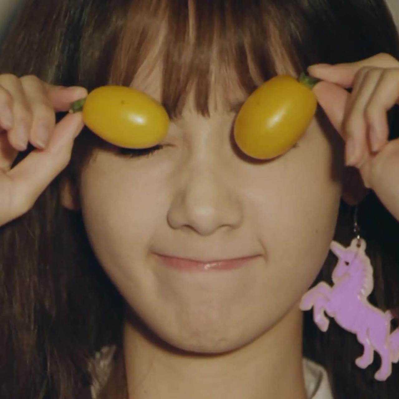 用金桔遮住眼睛的林允儿表情