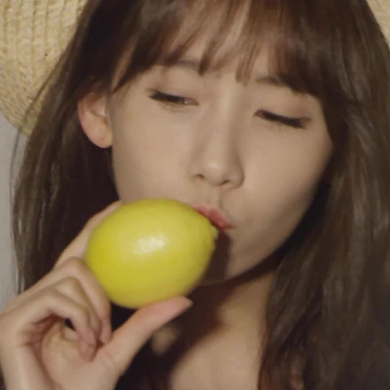 亲吻柠檬的林允儿表情