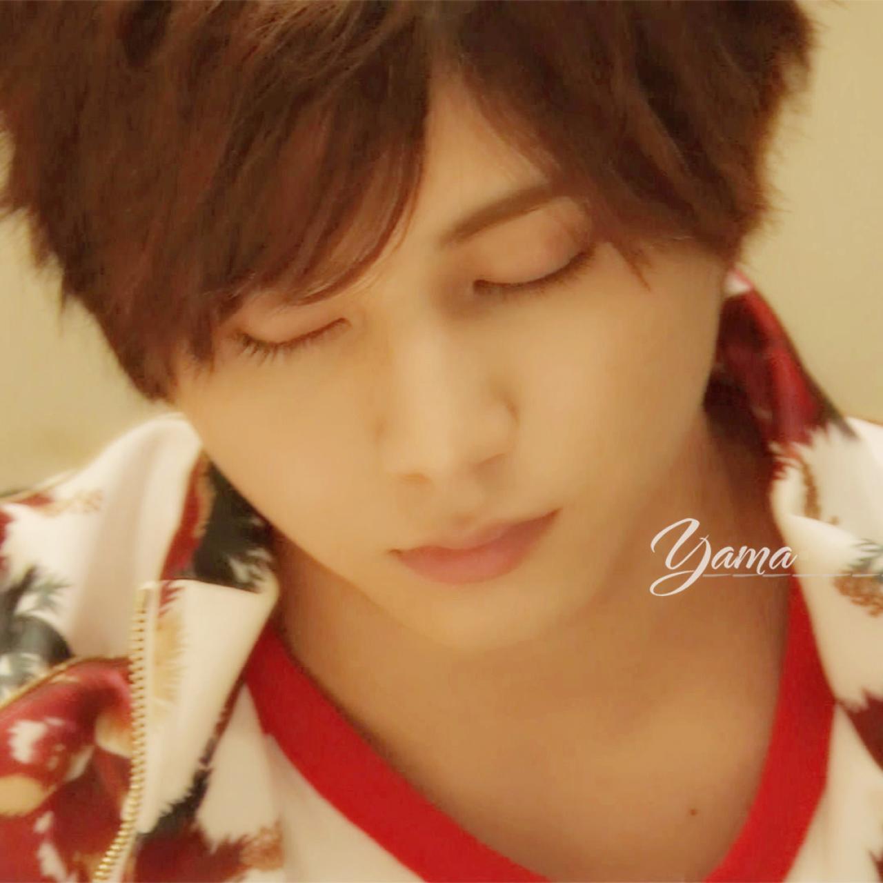 低着头，轻闭眼睛的山田凉介头像