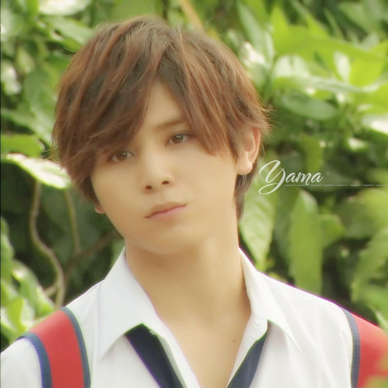 歪着头的山田凉介头像