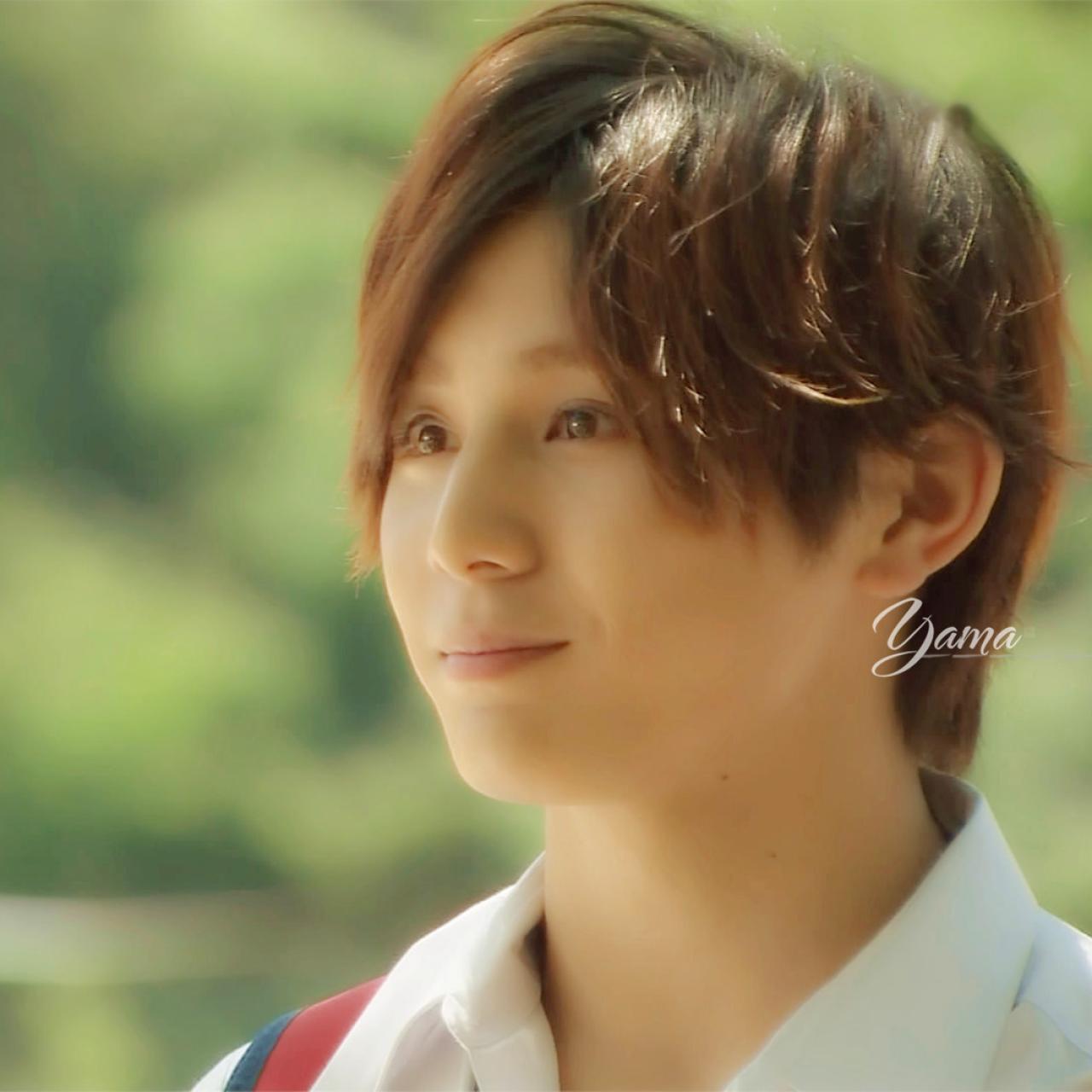 校园间微笑的山田凉介头像