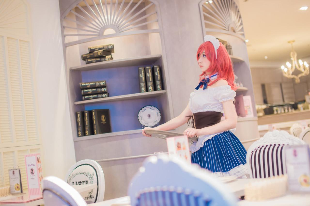 小珞兒扮西木野真姬端着盘子，走过书柜前