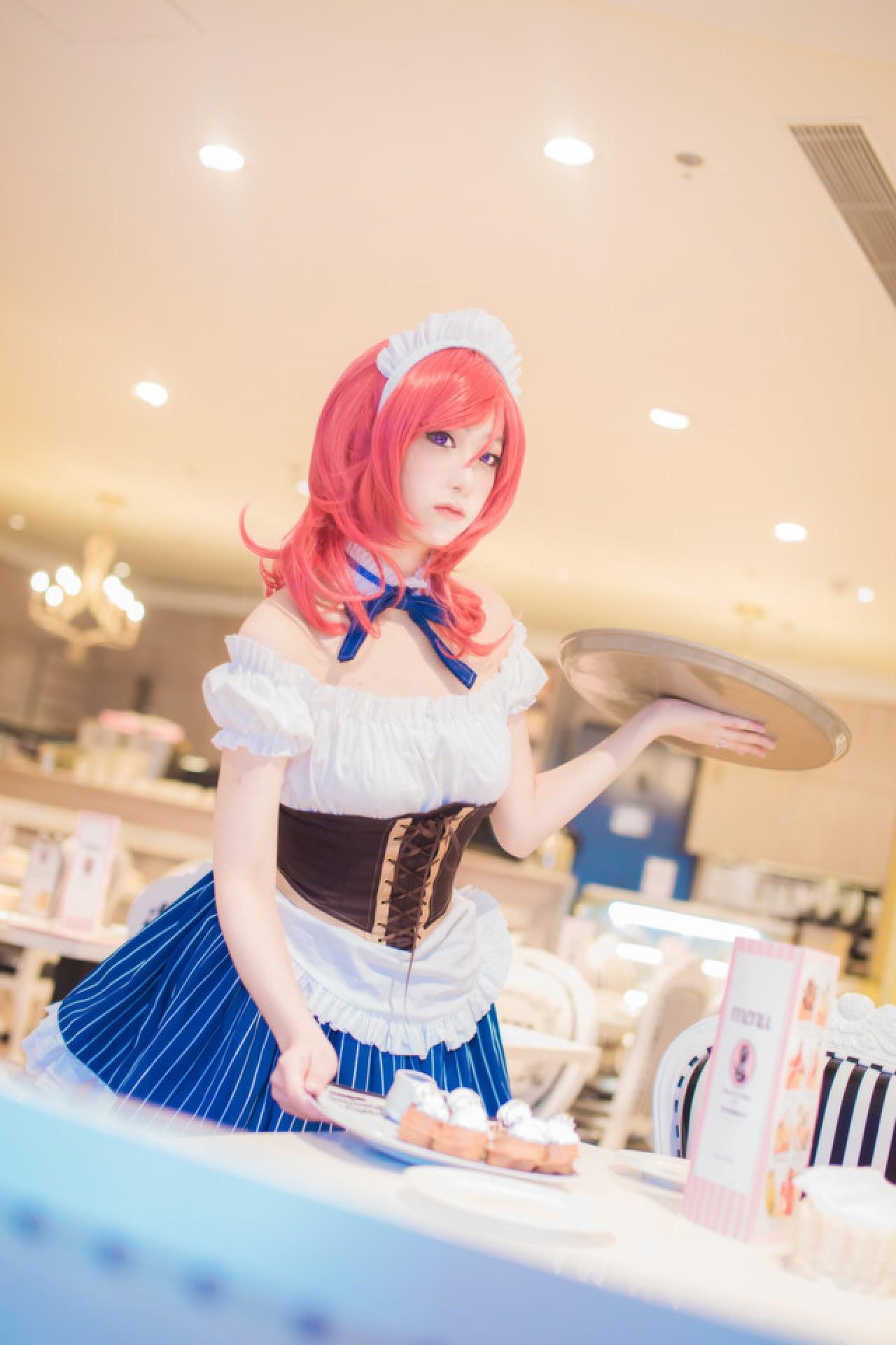 小珞兒扮西木野真姬左手撑着盘子，右手放下甜点