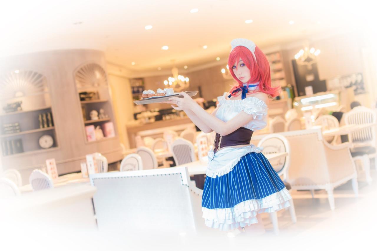 小珞兒扮西木野真姬双手端起盘子和盘子中的甜点，在渐变的咖啡馆背景中