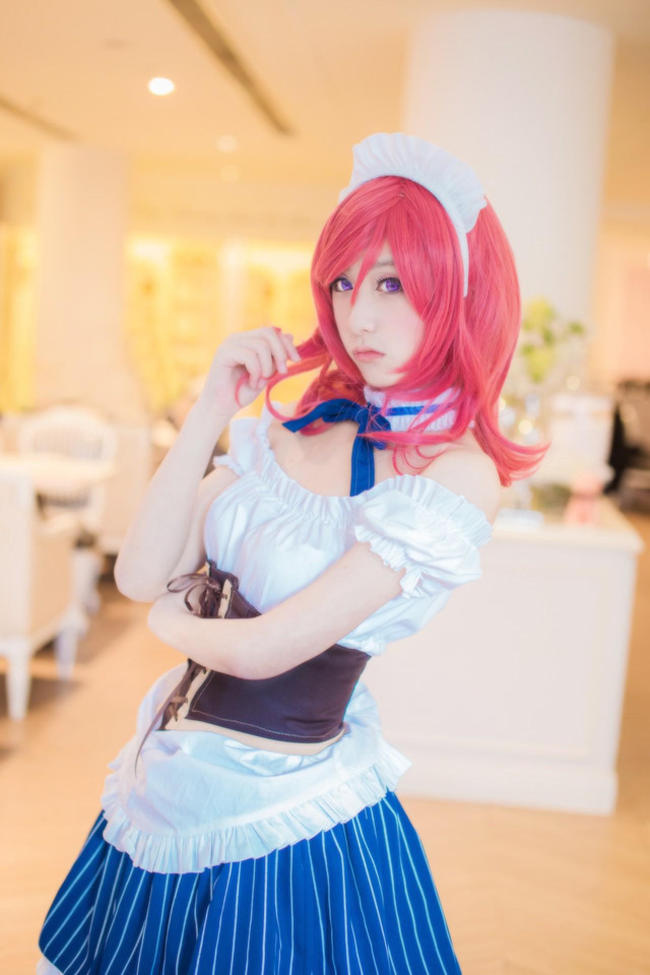 小珞兒扮西木野真姬左手放在束腰处，右手轻扶头发