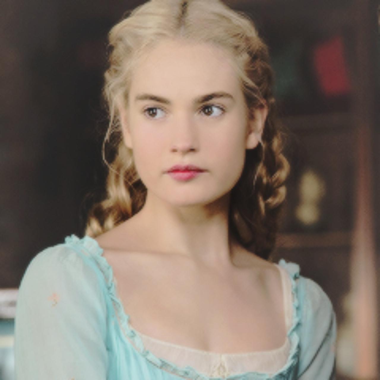 侧目凝视的灰姑娘头像