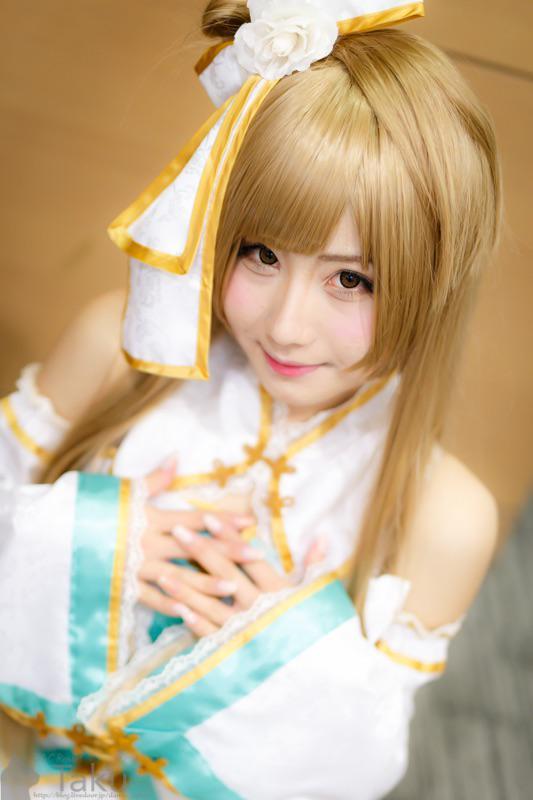 るう扮南小鸟双手交叉叠放在胸前