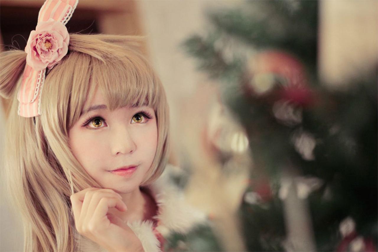 赤澤Aki扮南小鸟轻抚脸庞