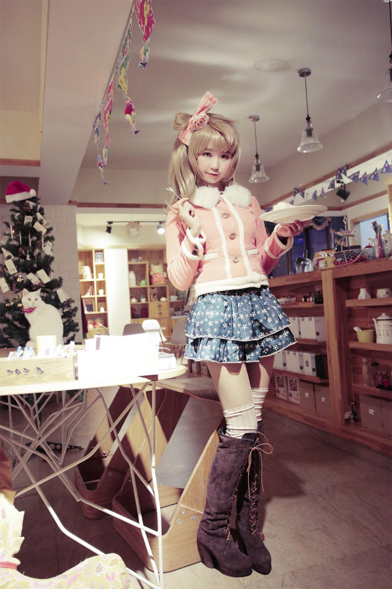 赤澤Aki扮南小鸟左手端着盘子，右手举着勺子