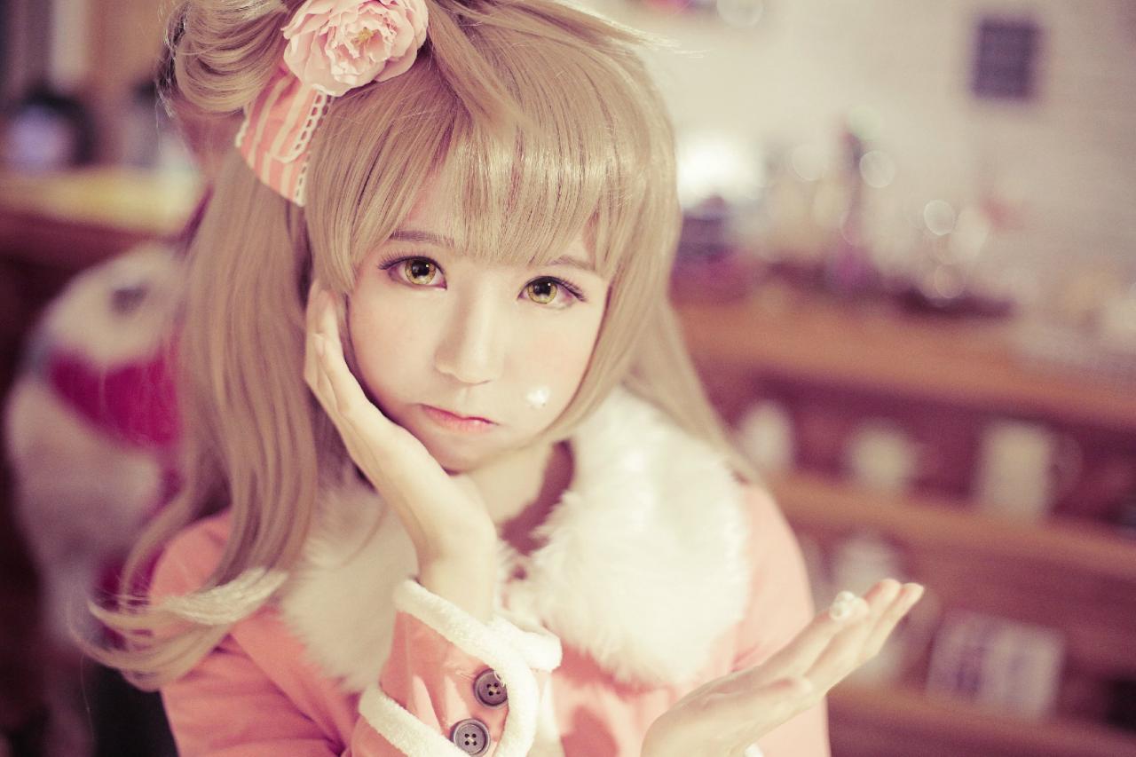 赤澤Aki扮南小鸟右手撑着下巴，左手想抹掉脸上的奶油 正面脸部