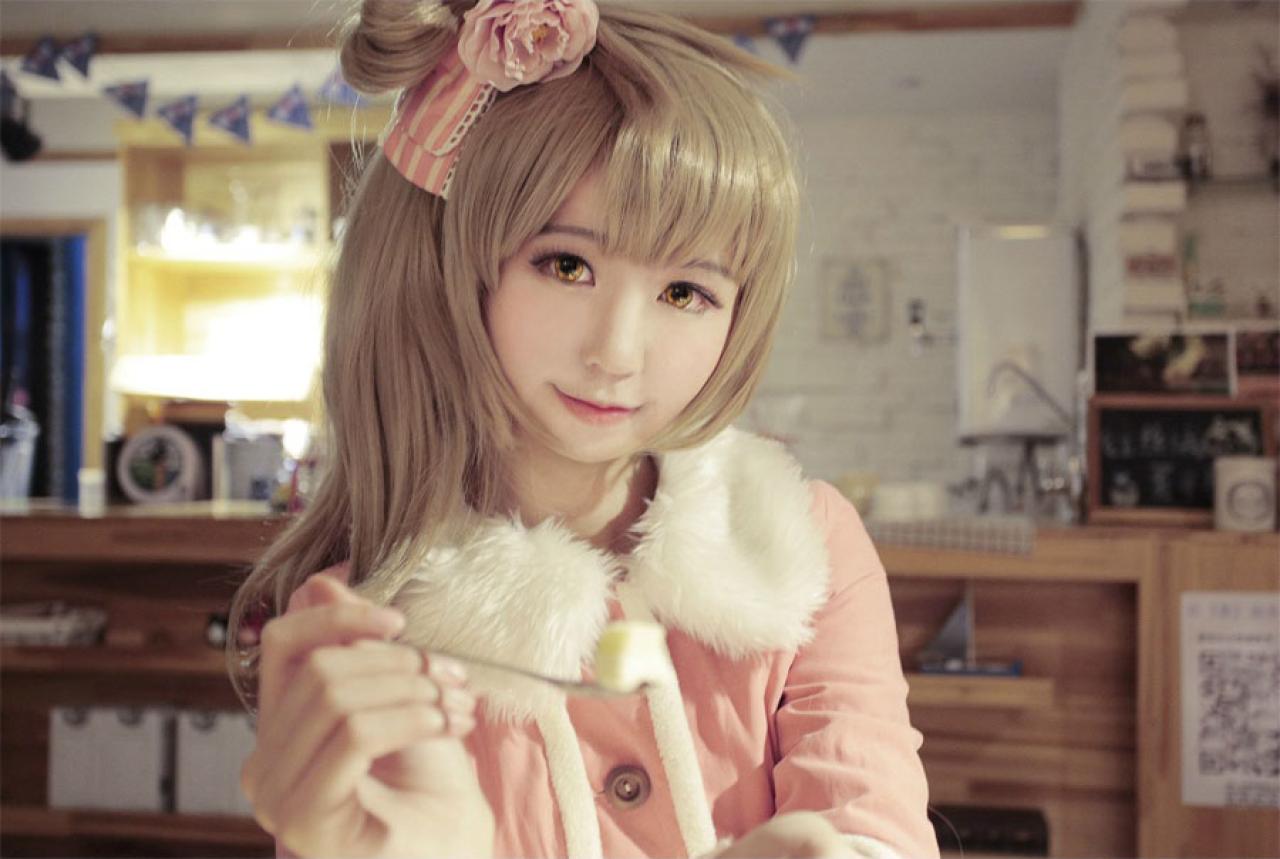 赤澤Aki扮南小鸟拿着勺子送到镜头前