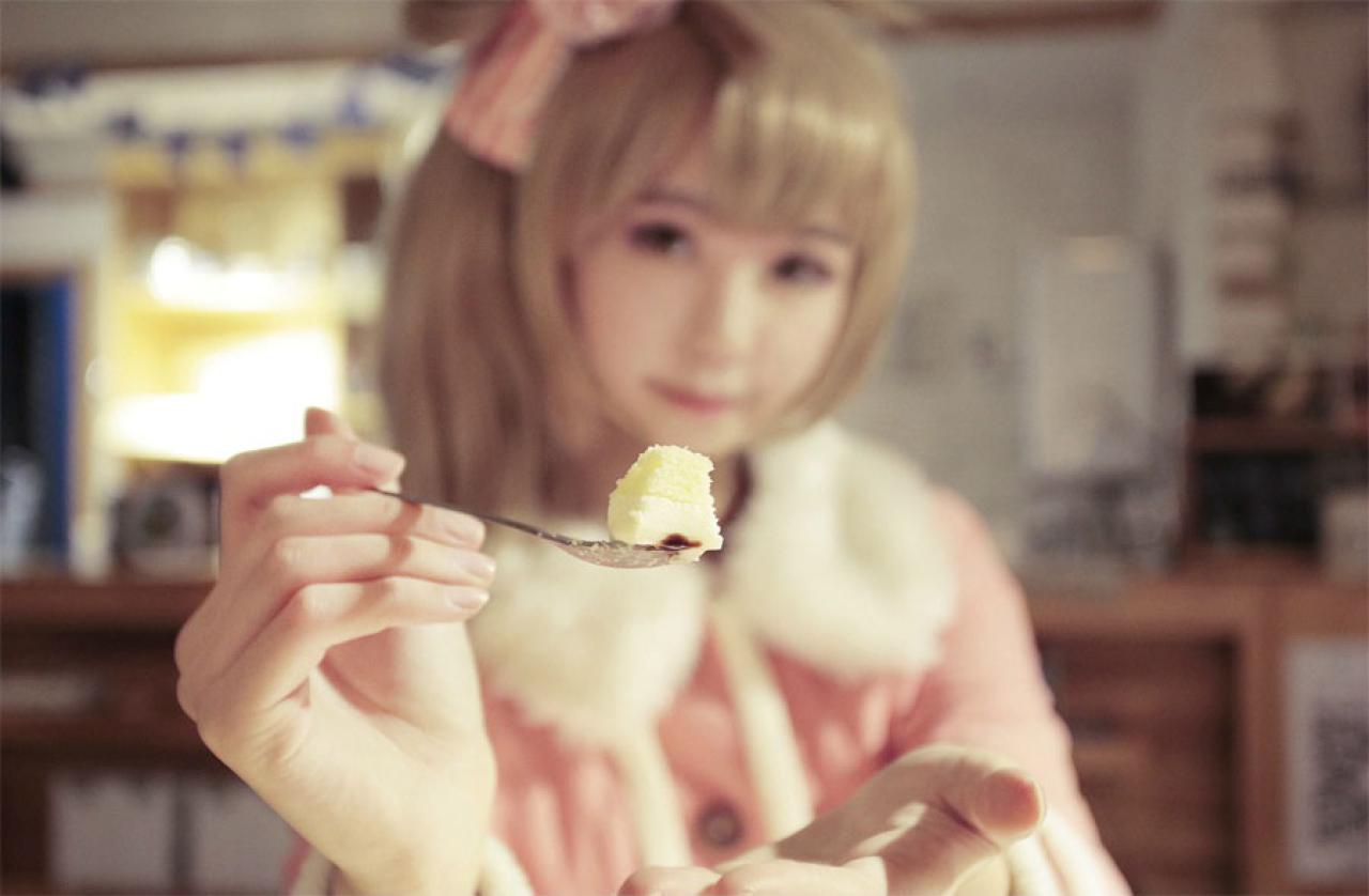 赤澤Aki扮南小鸟喂食：啊，张嘴