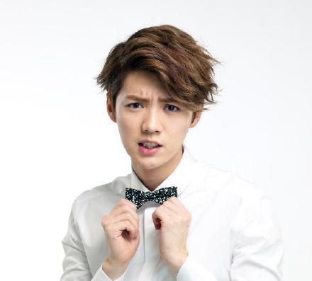 双手揪着蝴蝶领结的鹿晗头像