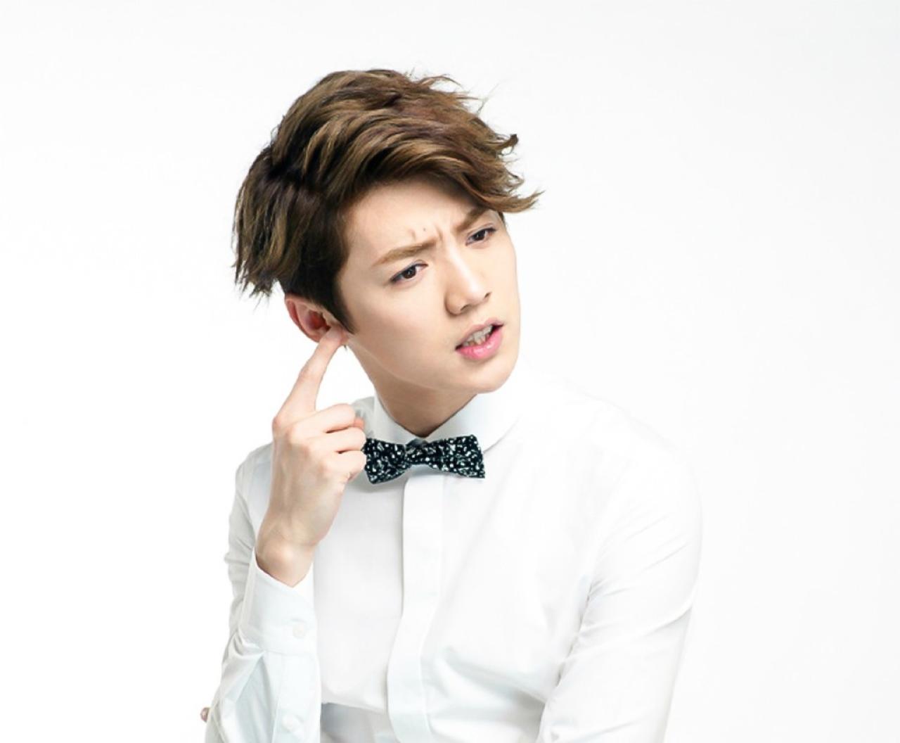 右手食指轻抵耳朵的鹿晗头像