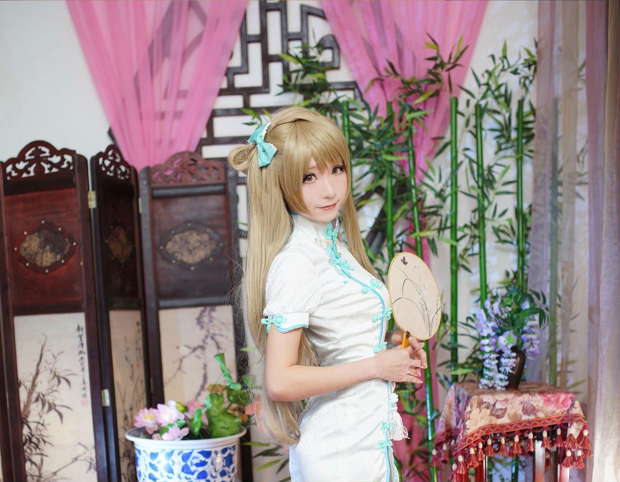 Meter扮南小鸟持扇侧面站姿