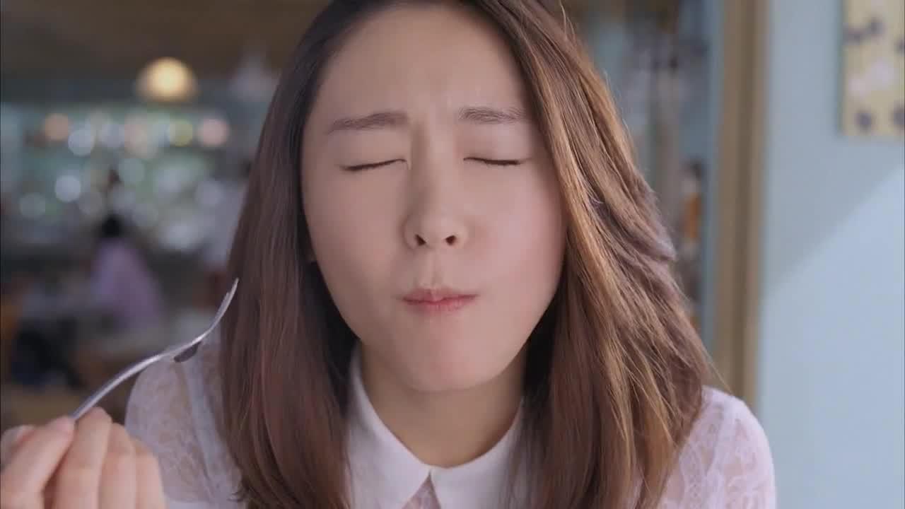 拿着叉子陶醉的新垣结衣表情：嗯嗯