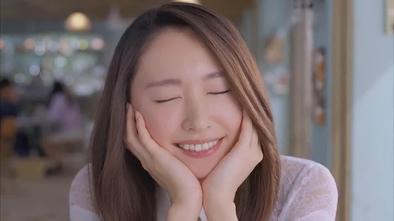 双手捧脸闭眼的新垣结衣表情